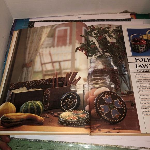 Better Homes And Gardens Country Bazaar Crafts- Christmas Is Coming preloved - Picture 3 of 7